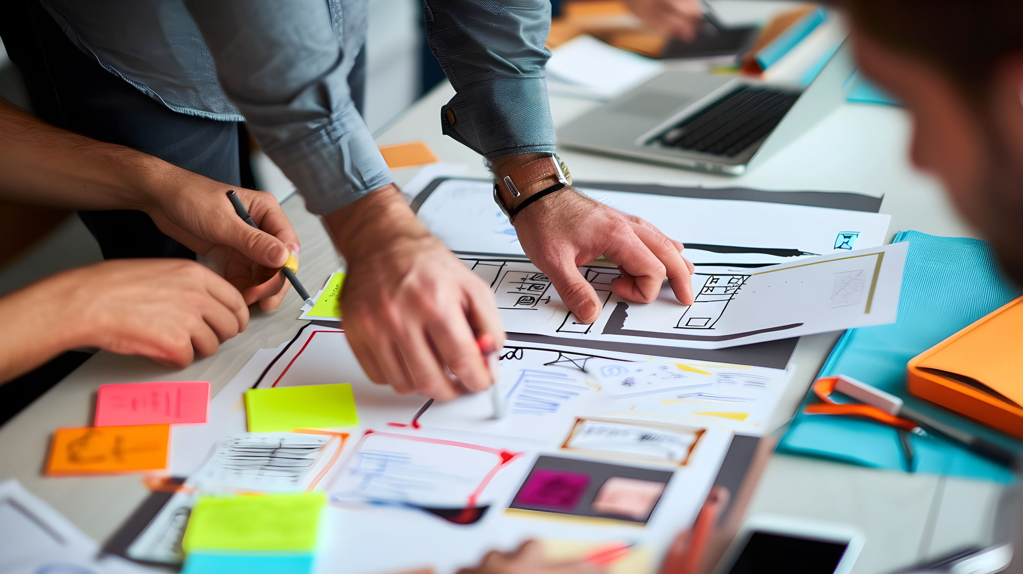 Team skizziert Wireframes und UI-Konzepte
